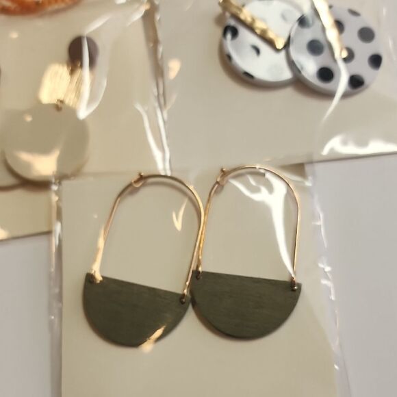 Elegant Mixed Jewelry Set with Gold and Green Accents - Picture 4 of 5